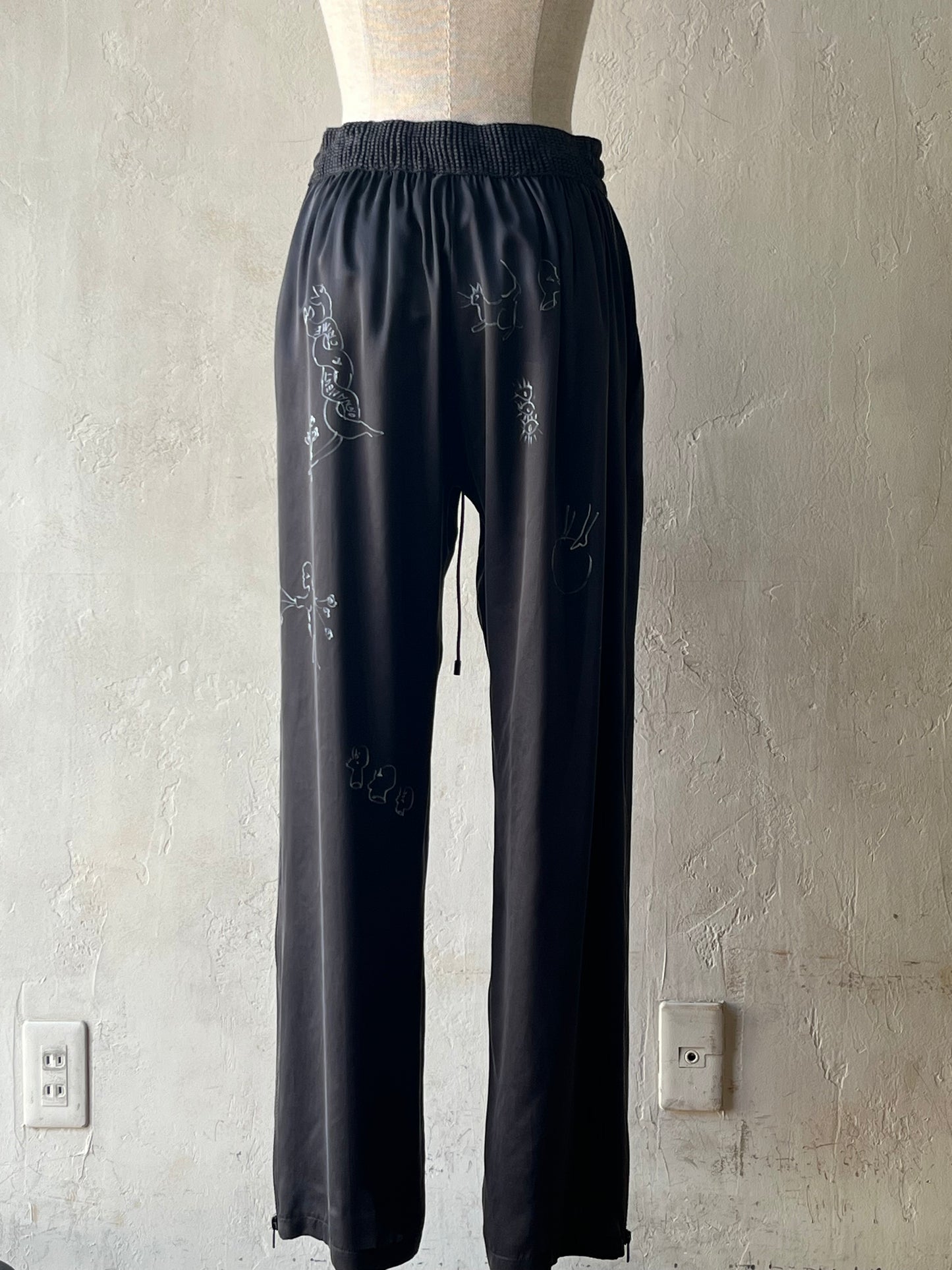 wonderound - PANTS WITH ZIPPER HAND DRAWING