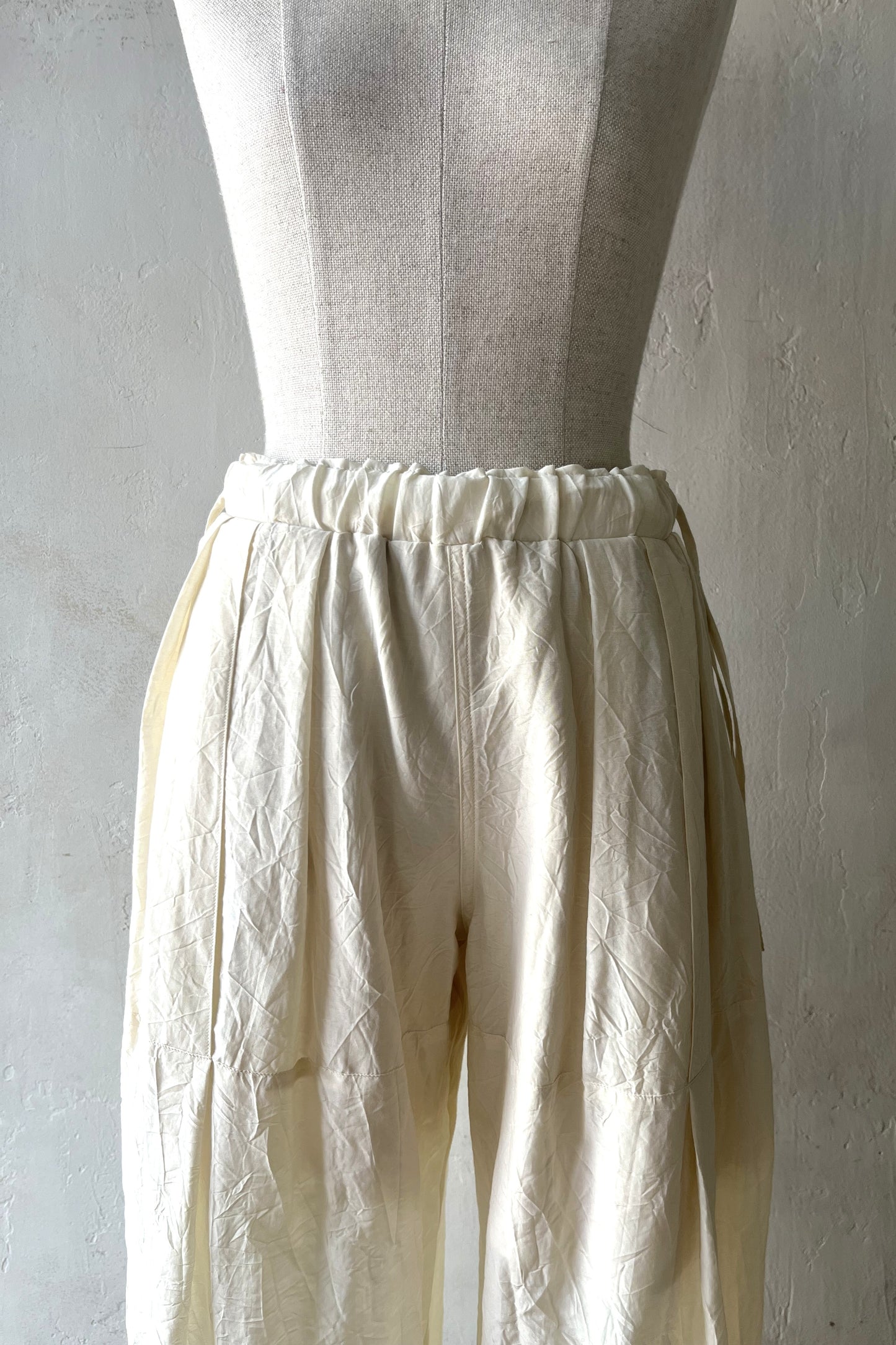 AS YET UNNAMED. - the 3 tucks wide pants