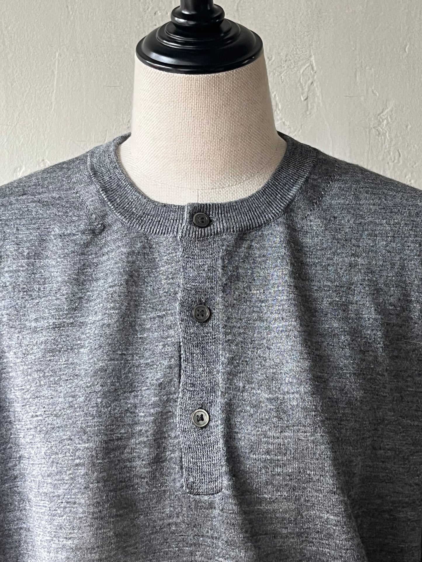 BATONER - CHOMA HENLEY NECK SHORT SLEEVE